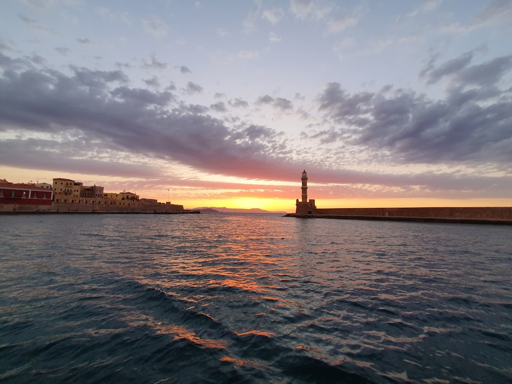 Vista del cuerpo de agua durante la hora dorada