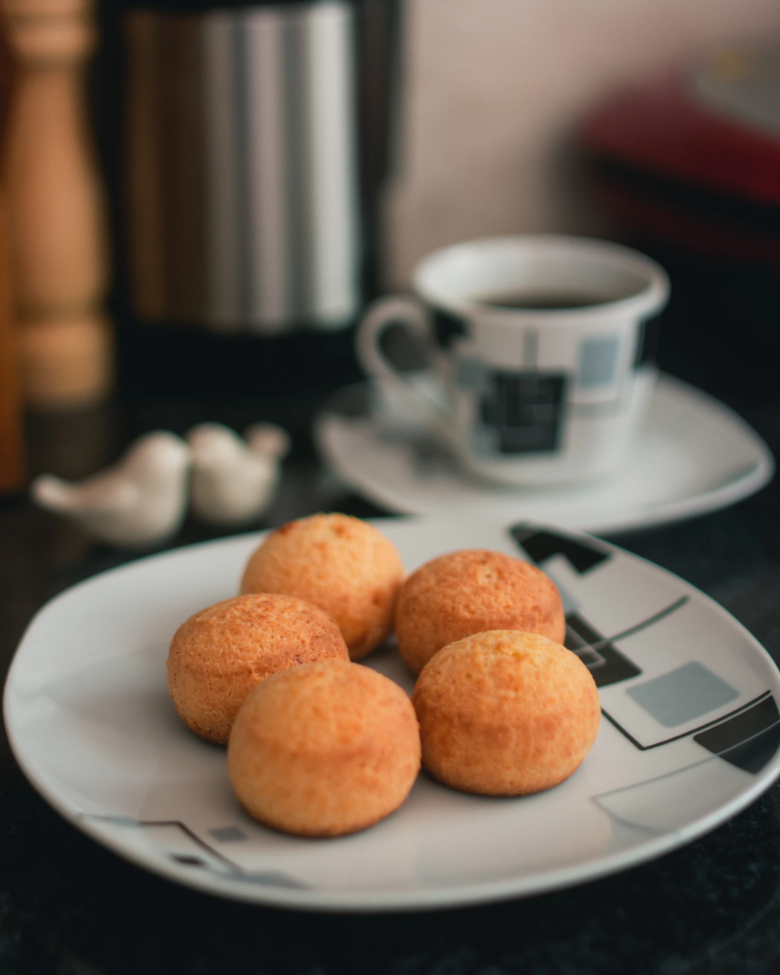 Pão de queijo mineiro dourado e crocante recém-saído do forno