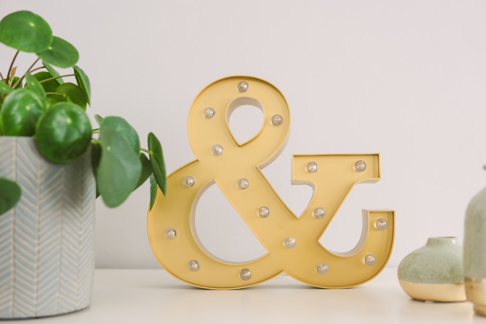 Ampersand free standing letter