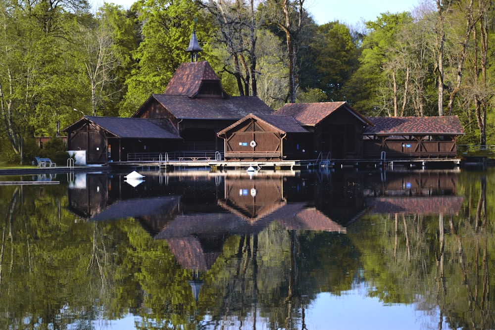 Casa de madera marrón cerca del cuerpo de agua