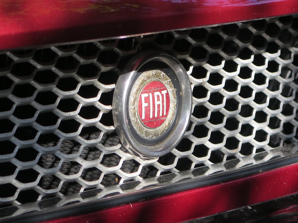 véhicule FIAT rouge