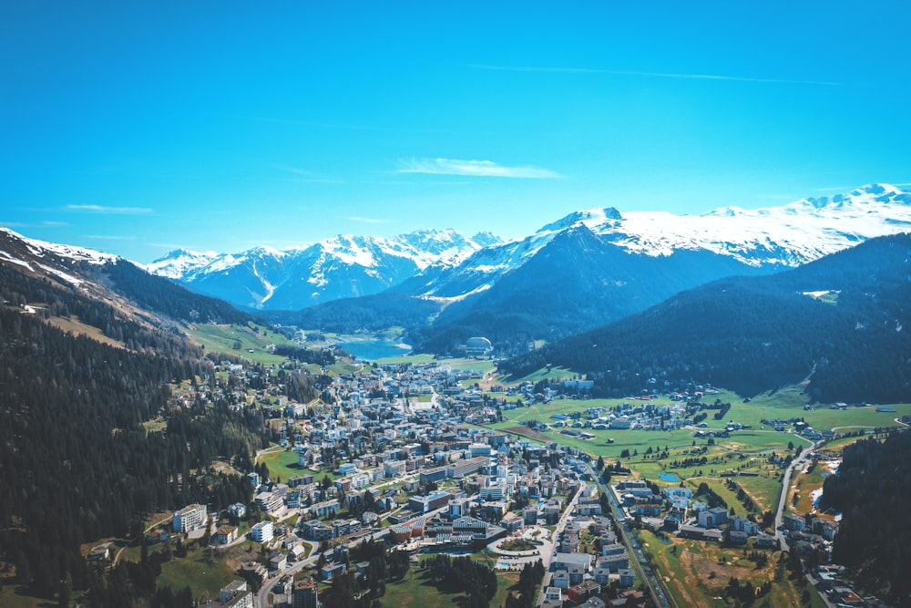 Blick aus der Vogelperspektive auf die Stadt neben dem Berg