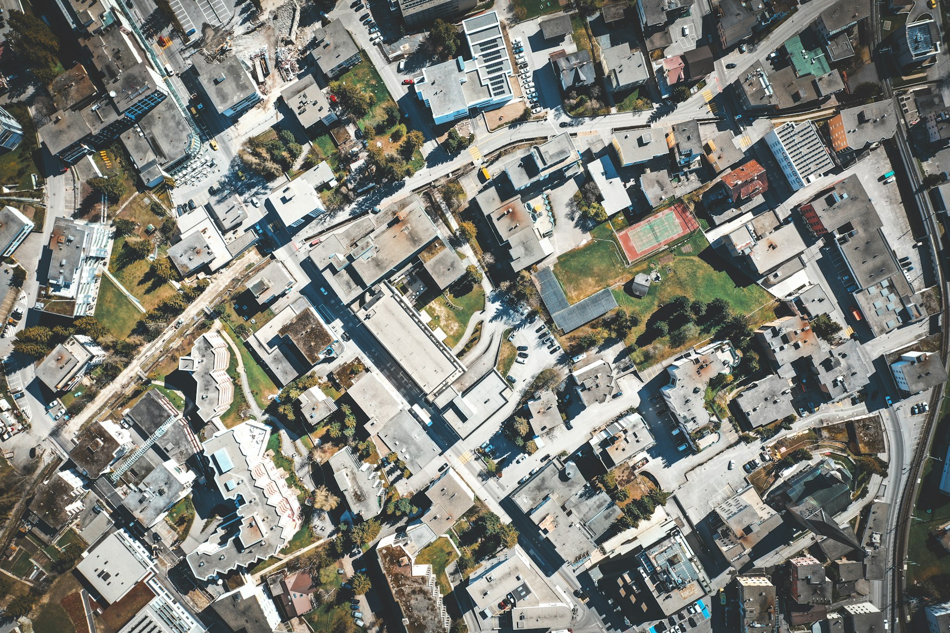 Vista completa de una ciudad con autopista para análisis de impacto urbano.