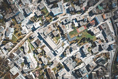 Vista aérea de una ciudad con una autopista, representando un estudio de impacto urbano y movilidad.