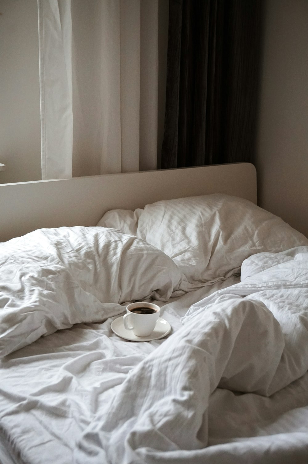 ベッドの上のカップにコーヒー