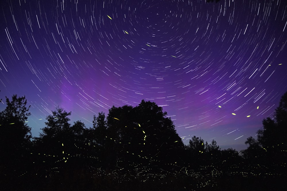 O céu noturno está cheio de trilhas estelares