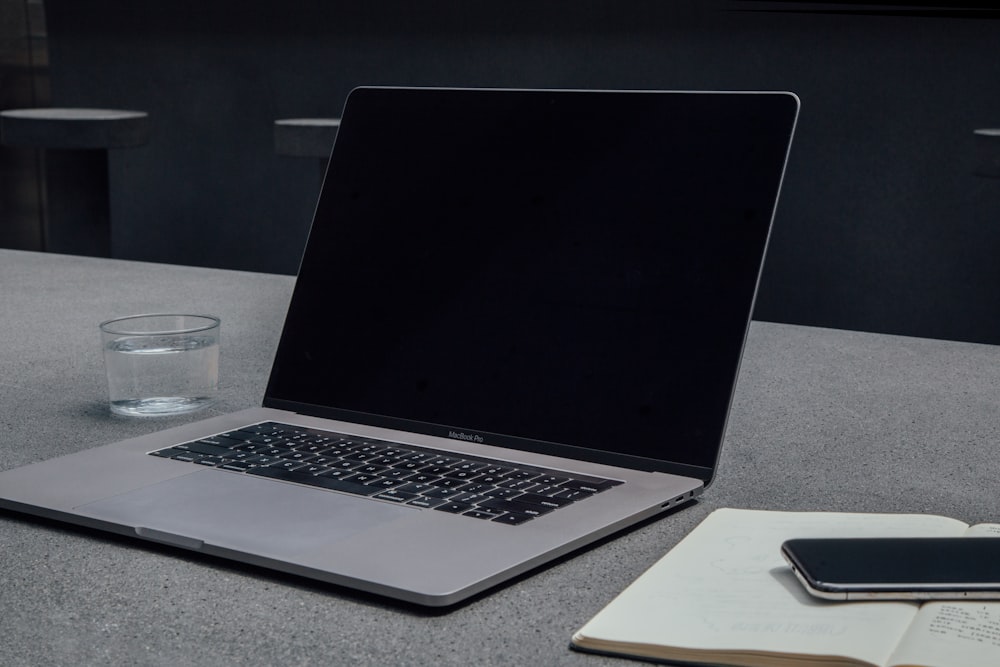 책상 위의 Apple Macbook Pro