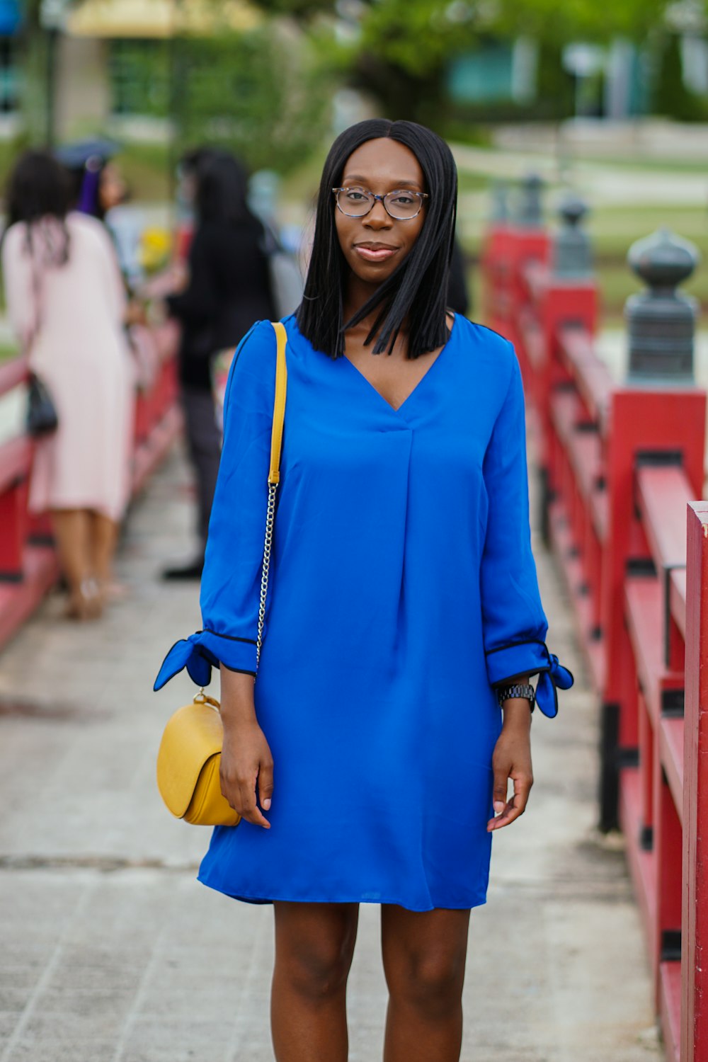 Mujer con mini vestido azul de manga larga