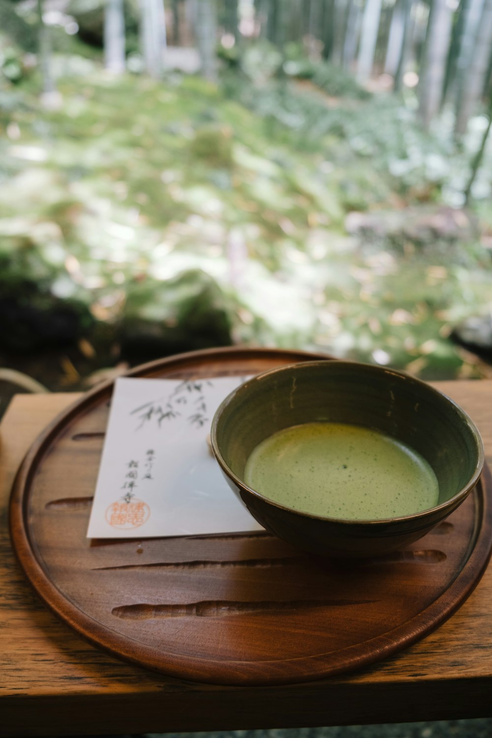 Grüner Tee auf grüner Keramik-Teetasse