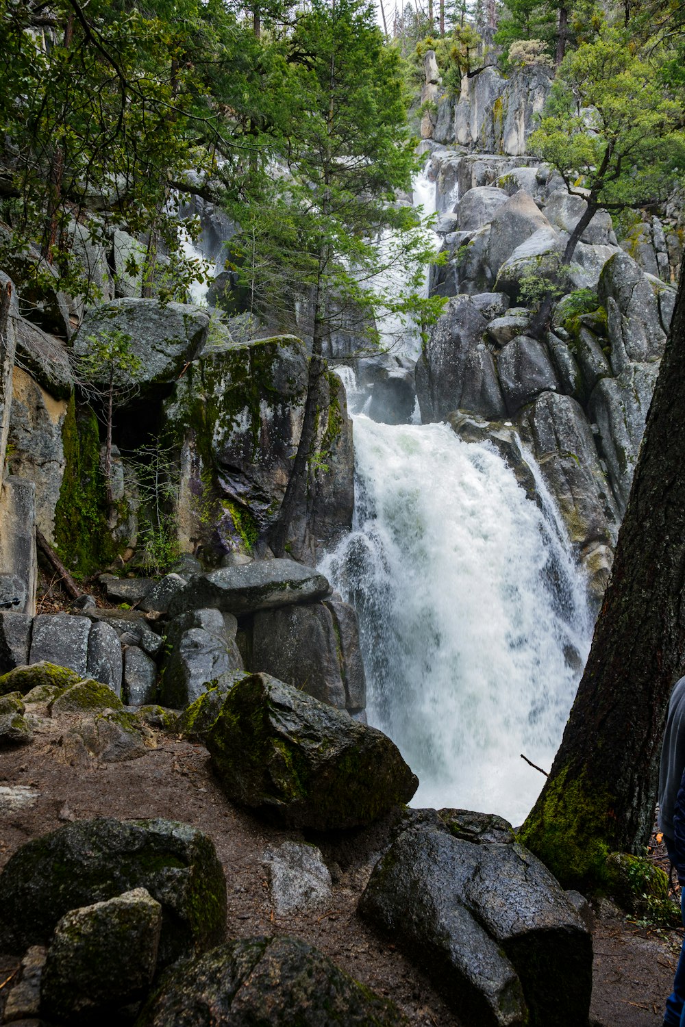waterfalls near rocks
