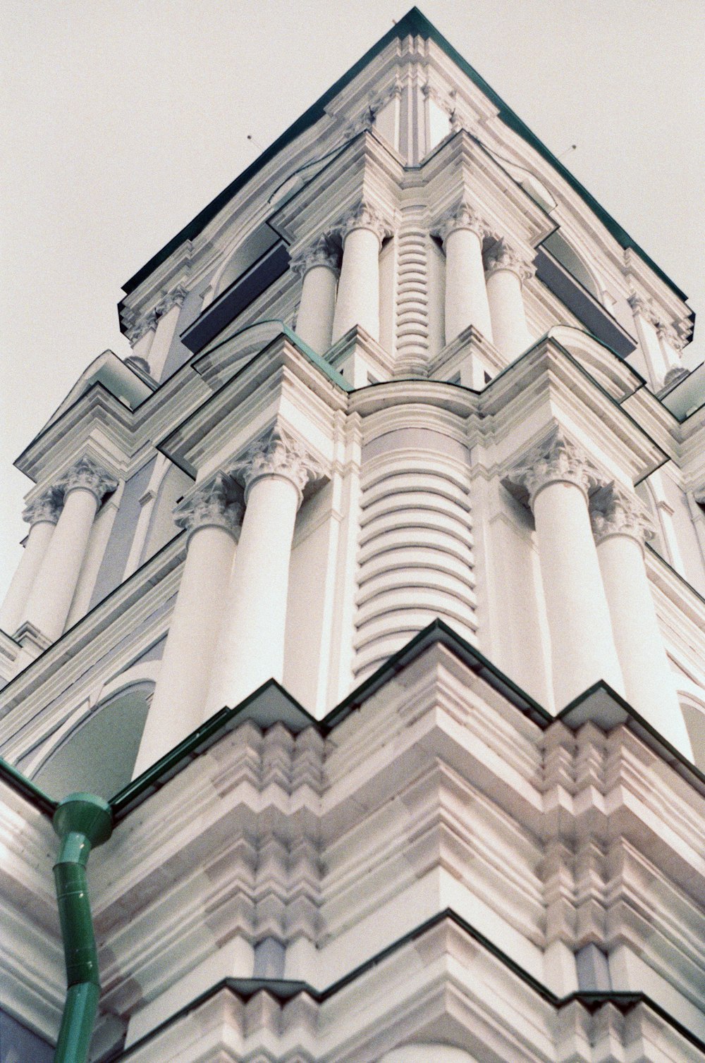 Fotografía de ángulo bajo de un edificio de hormigón blanco