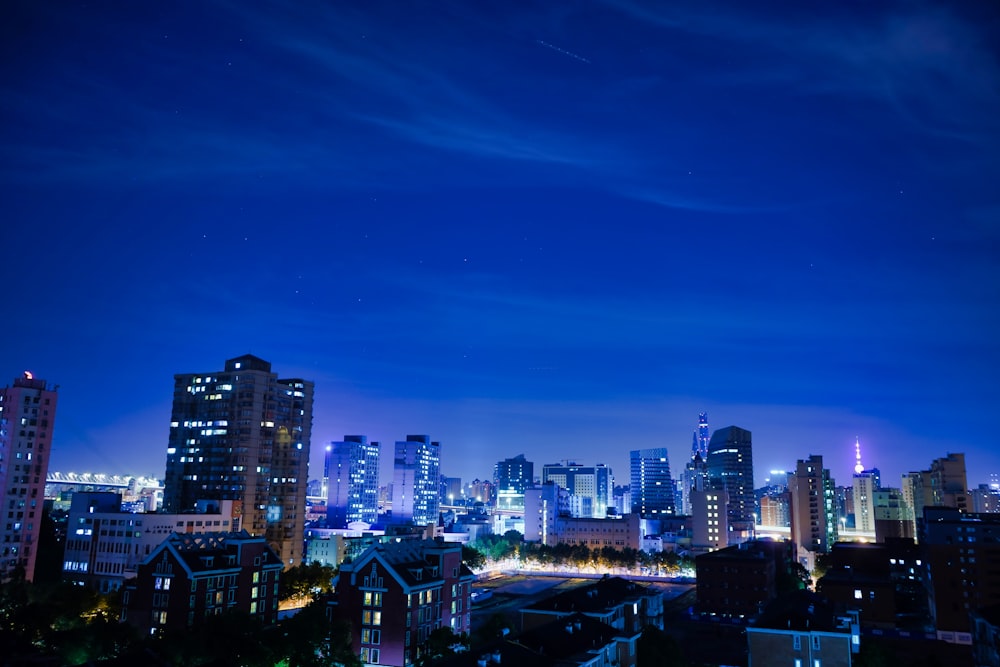 edifícios da cidade iluminados durante a noite