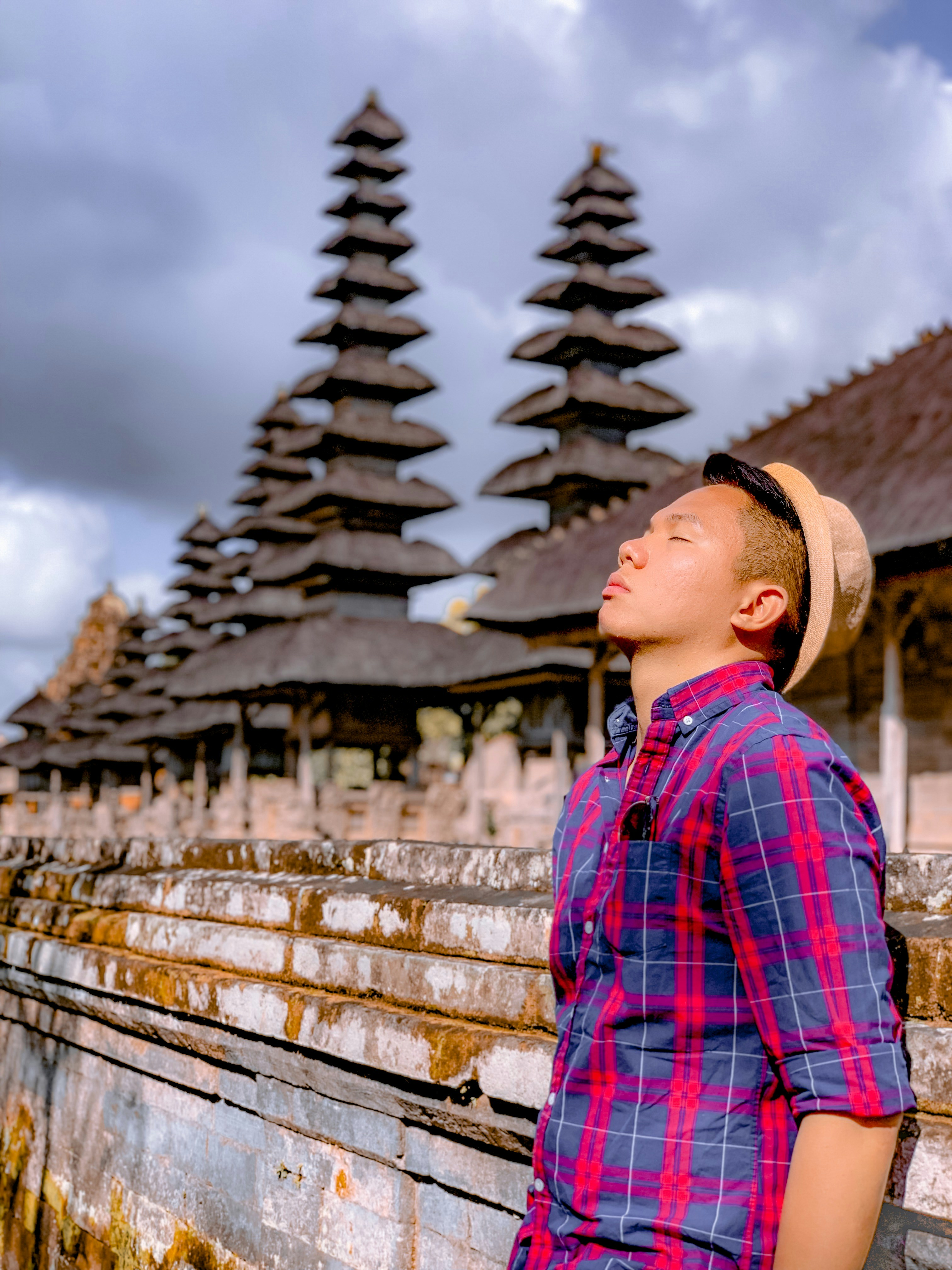 昼間に寺院の近くでポーズをとる男の写真 Unsplashで見つける建物の無料写真