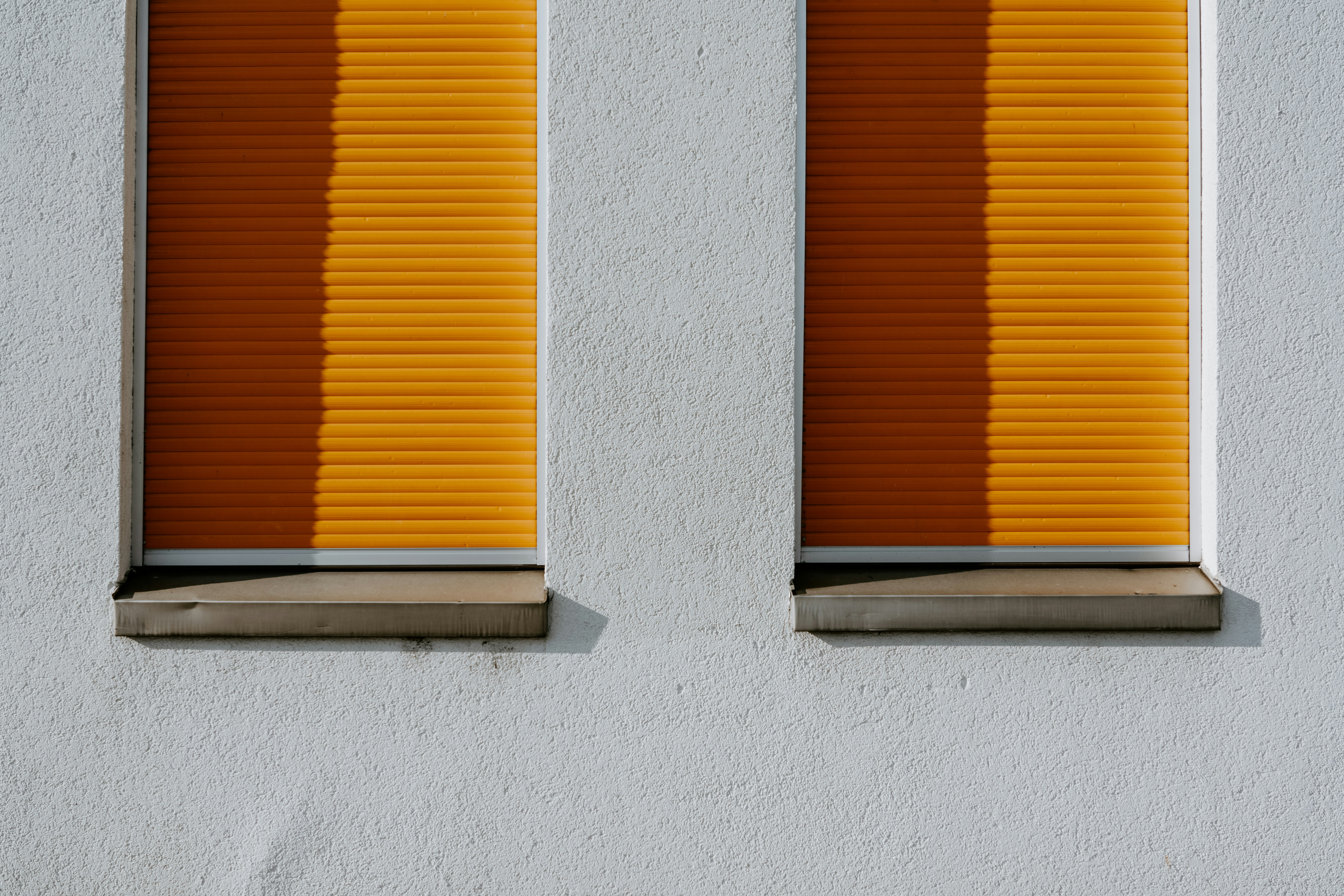 zwei geschlossene Jalousien