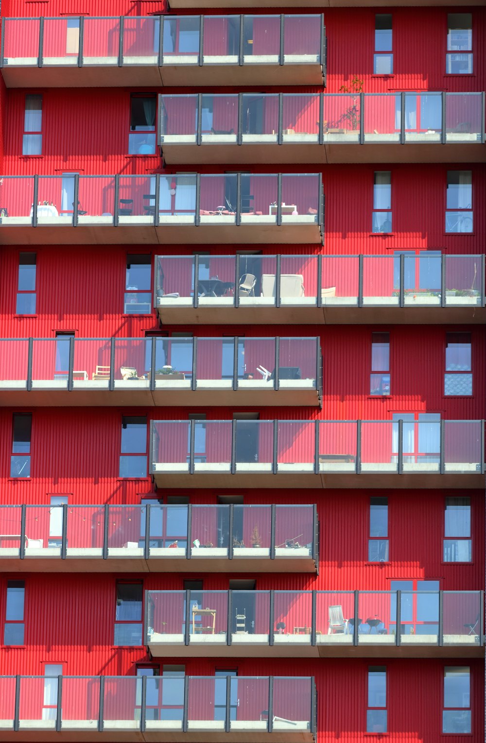 edifício de concreto vermelho