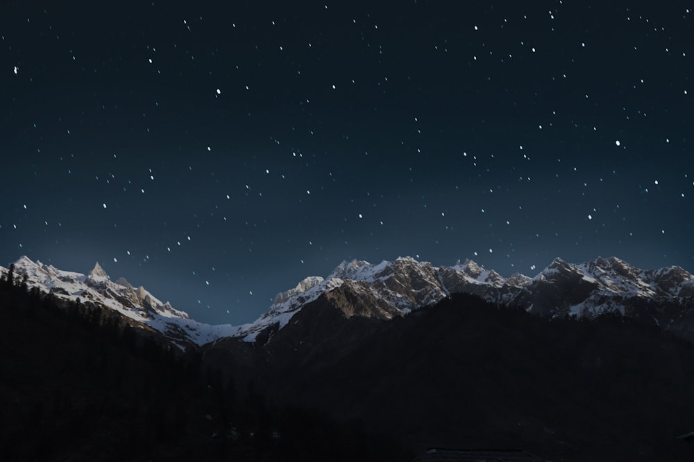 Vista de la montaña por la noche