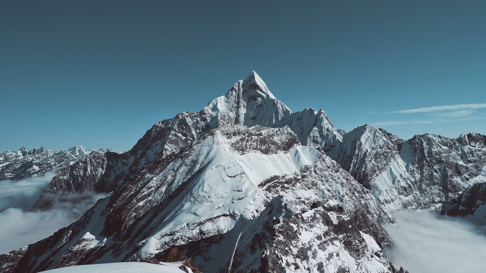 Foto di paesaggio del picco della montagna in bianco e nero
