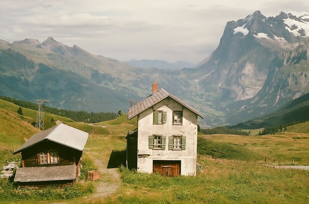 Casa Blanca en la cima de una colina