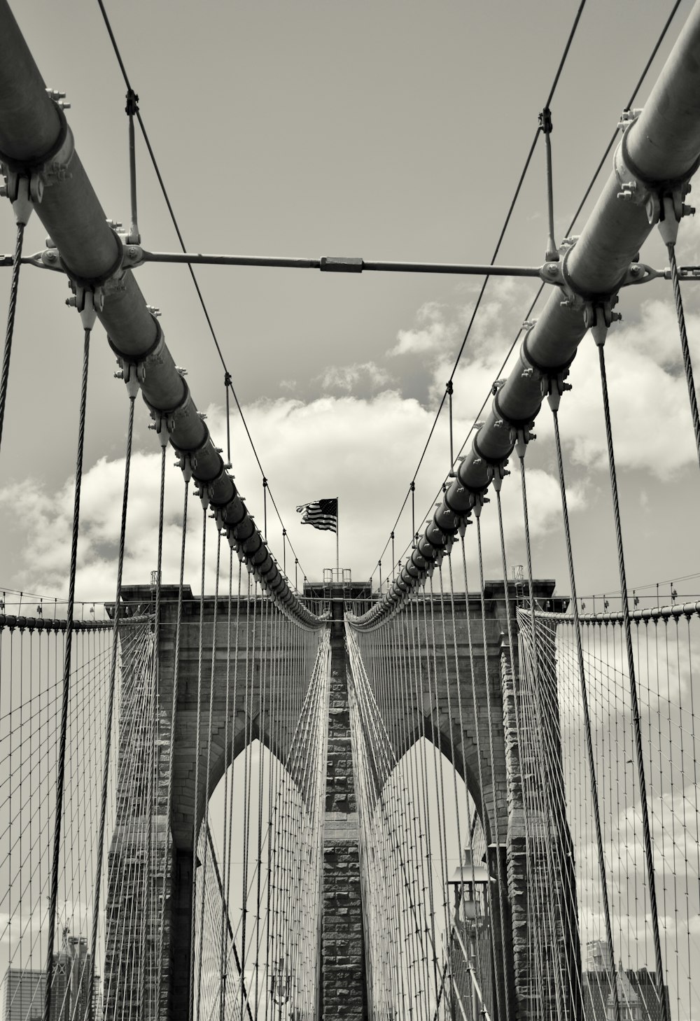 Graustufenfotografie der Brücke