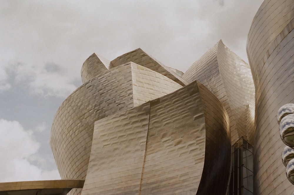 Museo Guggenheim Bilbao bajo el cielo blanco