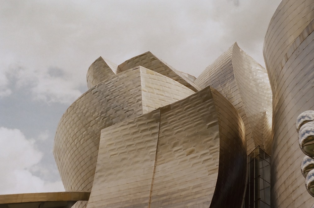 Museo Guggenheim di Bilbao sotto il cielo bianco