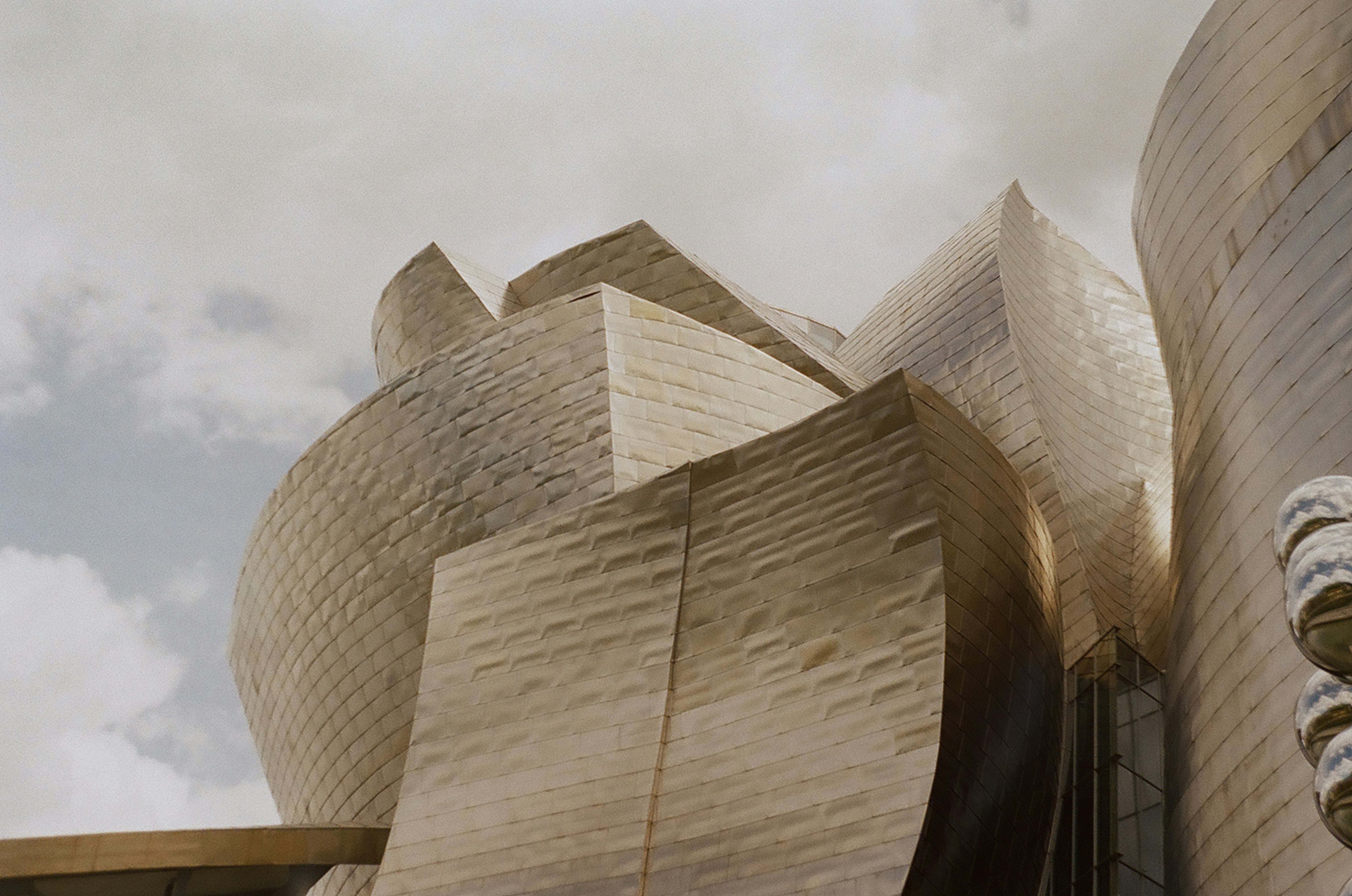 Het Gugenheim Museum in Bilbao (Bron: Unsplash / Slava Kuzminsky)