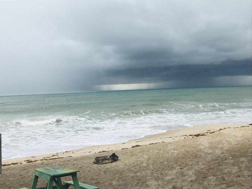 海上の雨雲