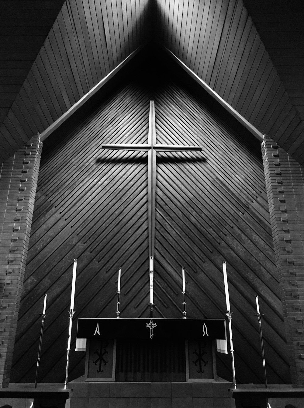 Photographie en niveaux de gris de l’autel de l’église