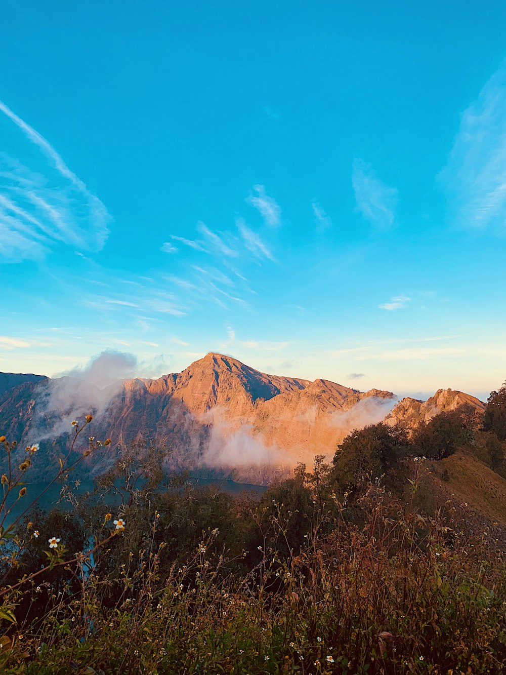 Céu azul sobre a montanha marrom