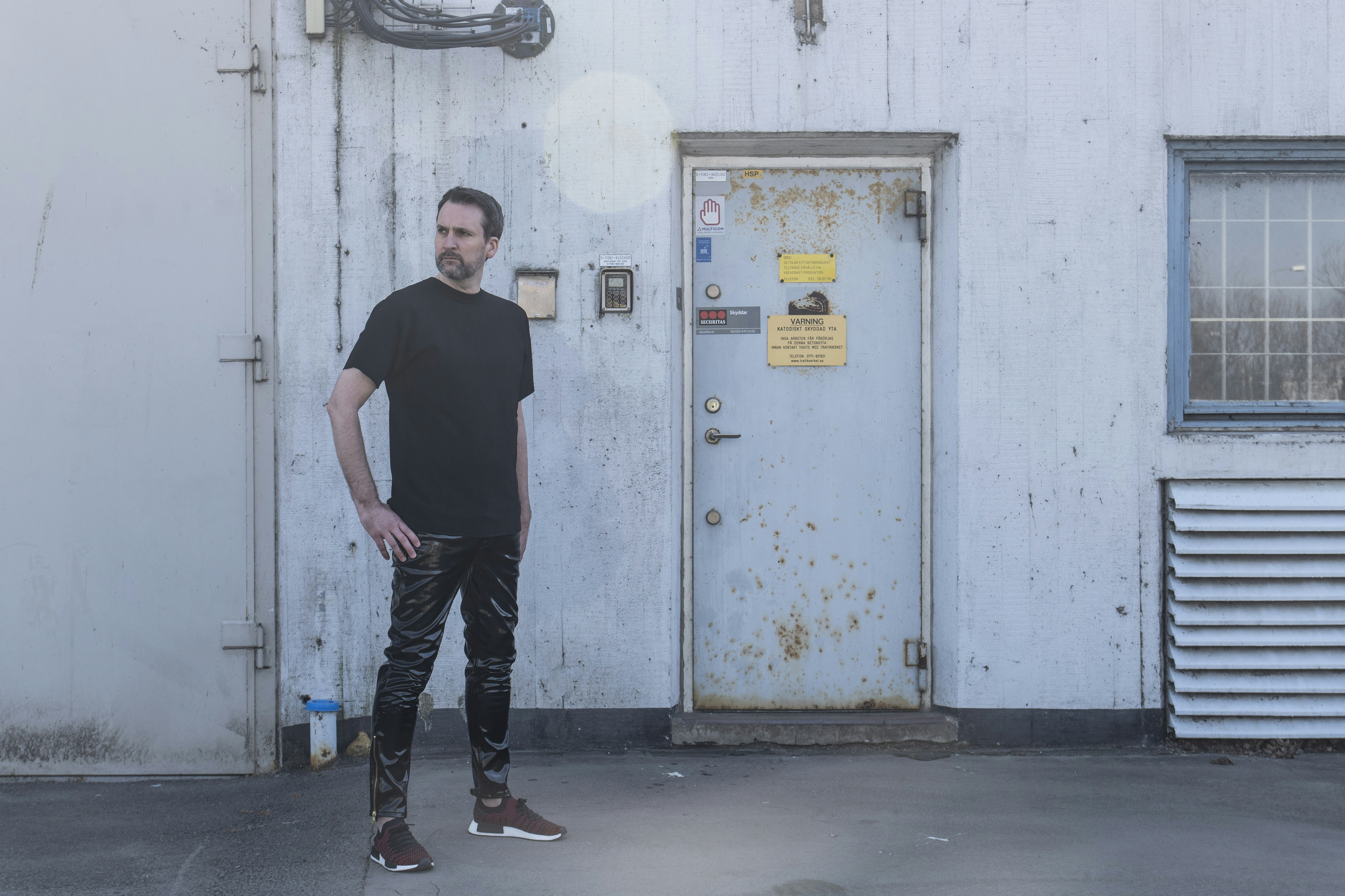 man wearing black crew-neck t-shirt