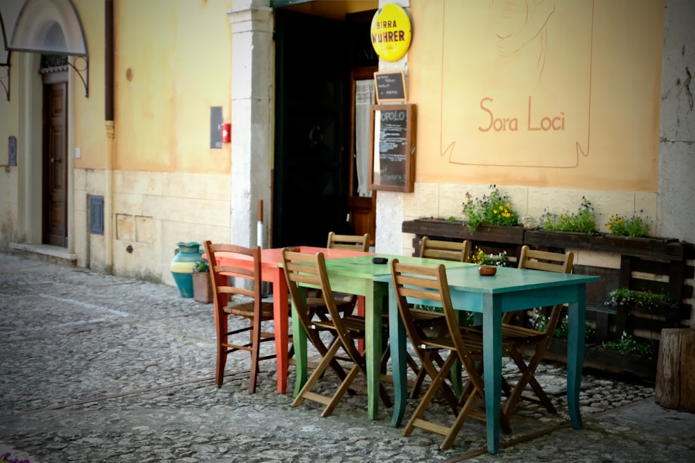 vacant chair and table outdoor during daytime