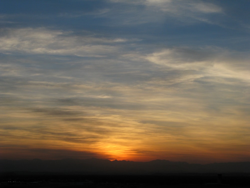 Un avión volando en el cielo al atardecer