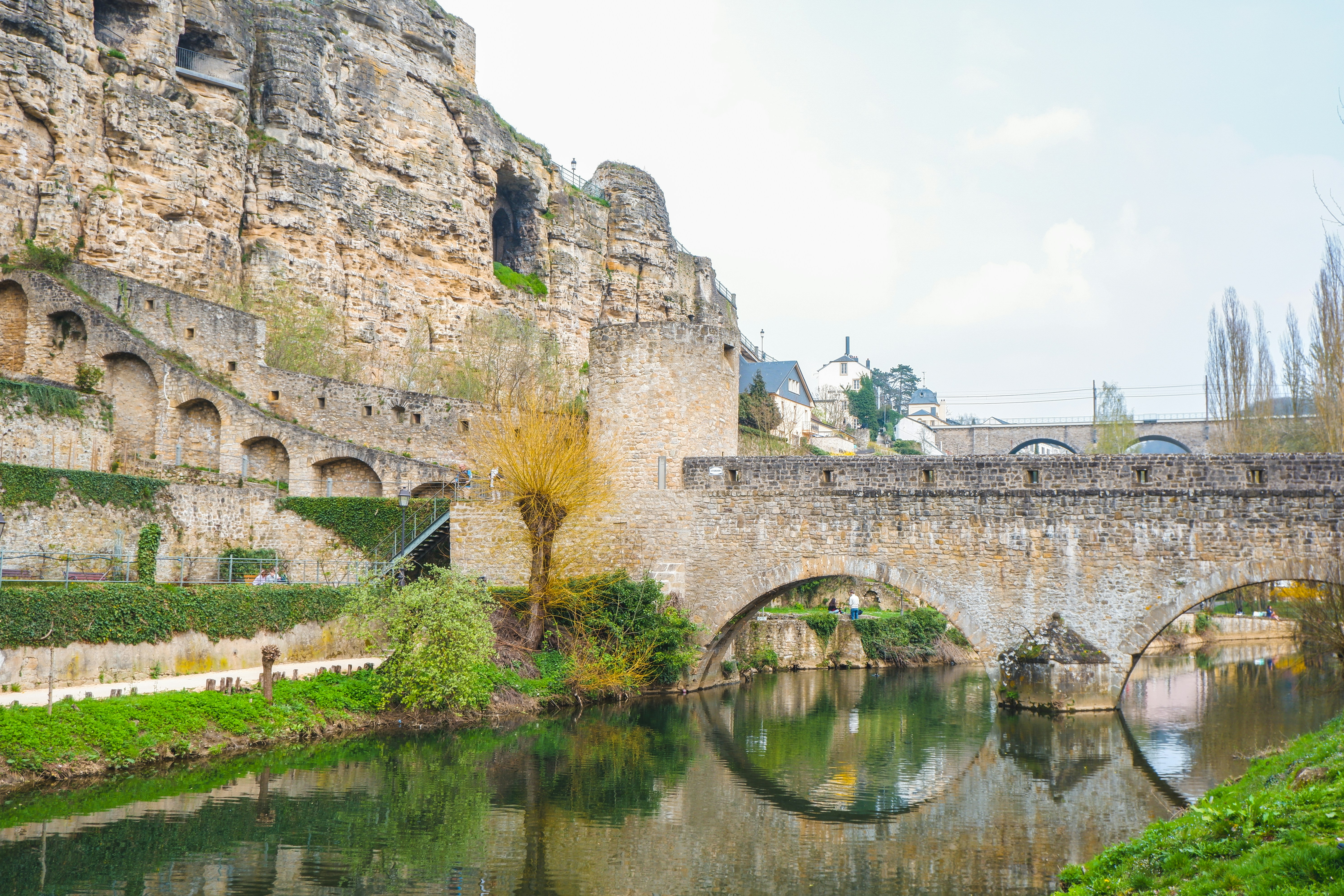 Edificio de hormigón marrón y multicolor