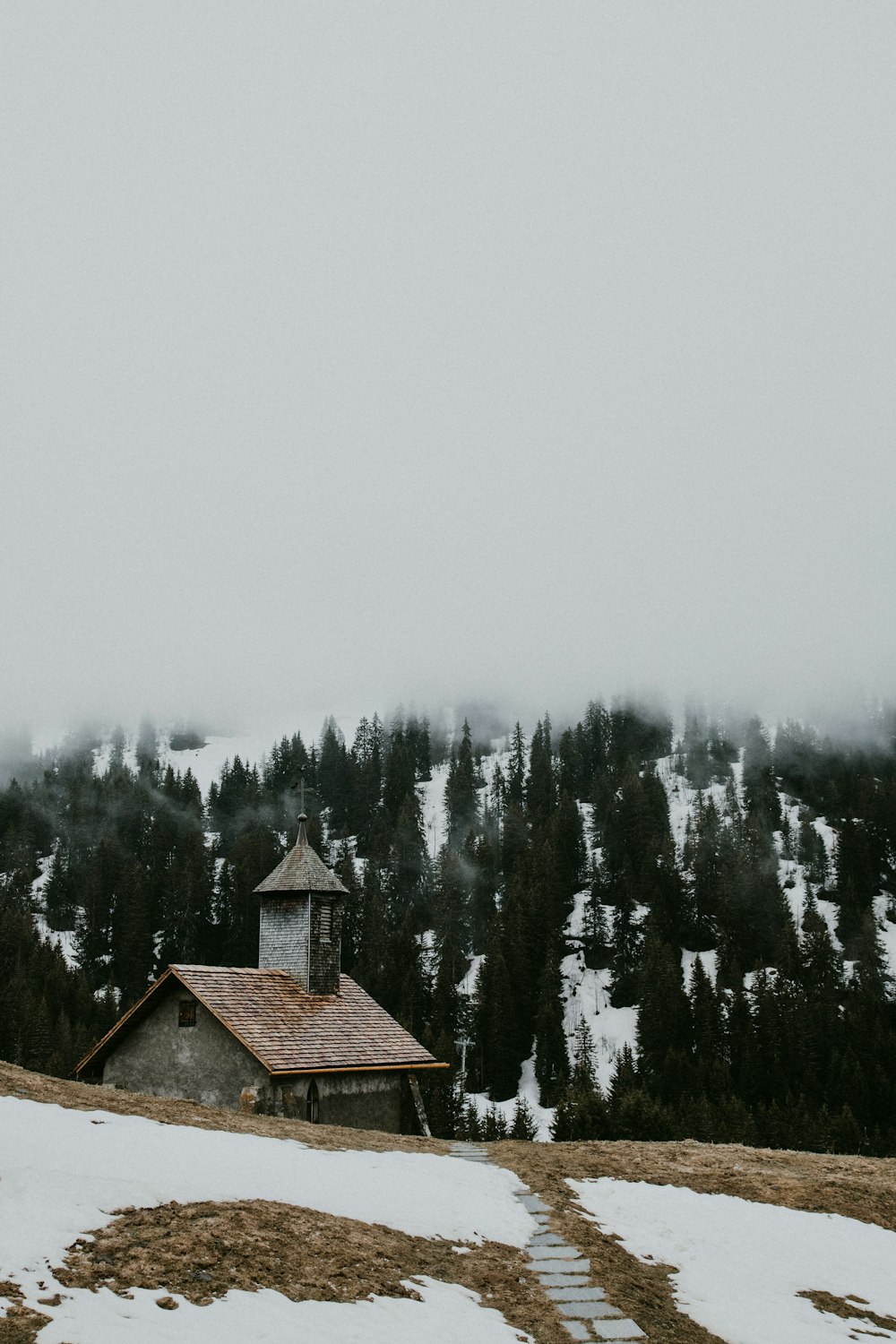 Fotografie eines Hauses in der Nähe des Berges während des Tages