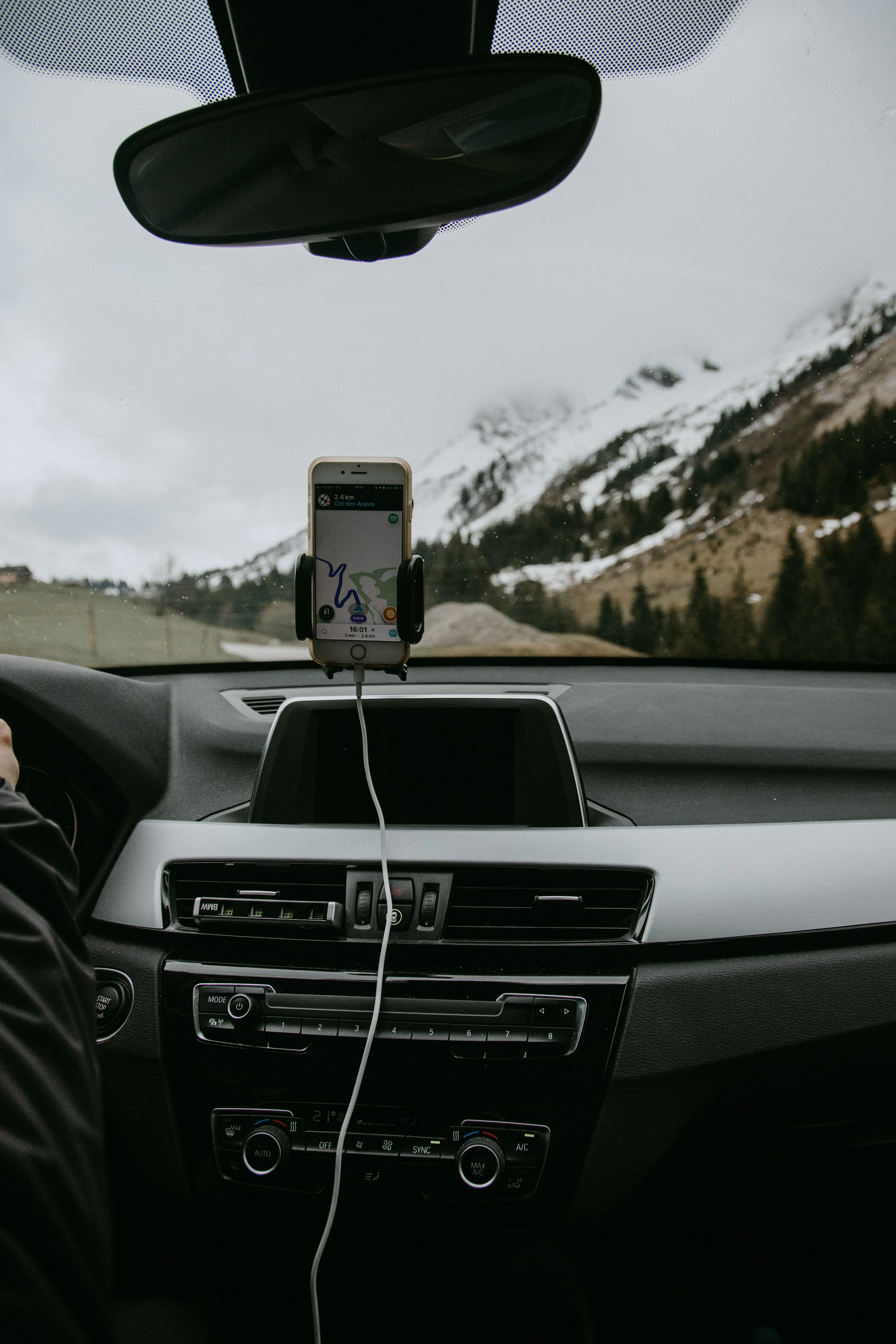 Smartphone wordt opgeladen in het interieur van een auto