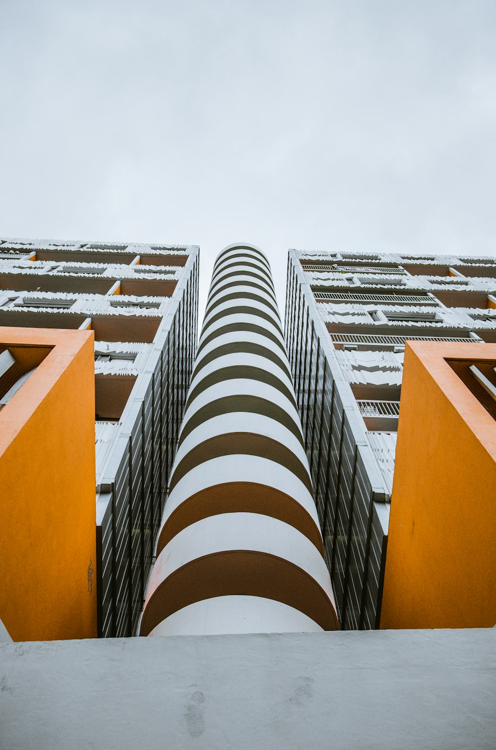 Foto de ángulo bajo del edificio