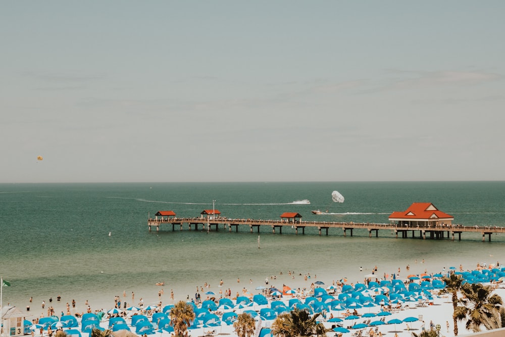 Blau-weiße Zelte am überfüllten Strand