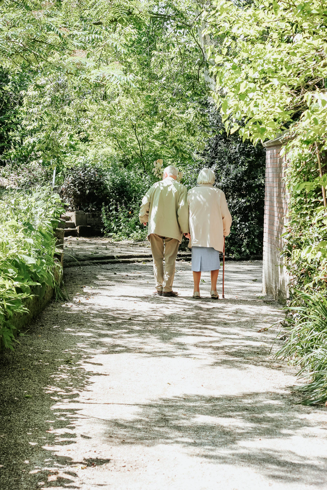 Pareja de adultos mayores manteniéndose activa al aire libre