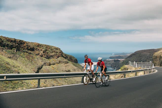 Pareja de ciclistas en una carretera costera. Gran Canaria