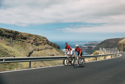 Pareja de ciclistas en una carretera costera. Gran Canaria