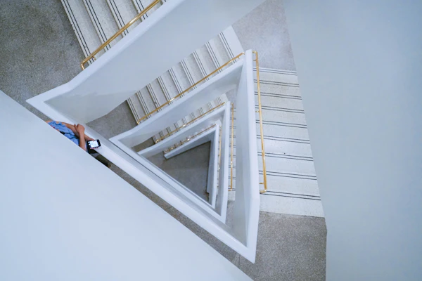 Bakımlı apartman merdiven boşluğu
