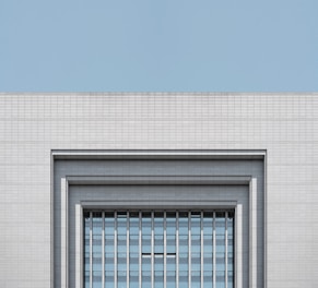gray concrete building