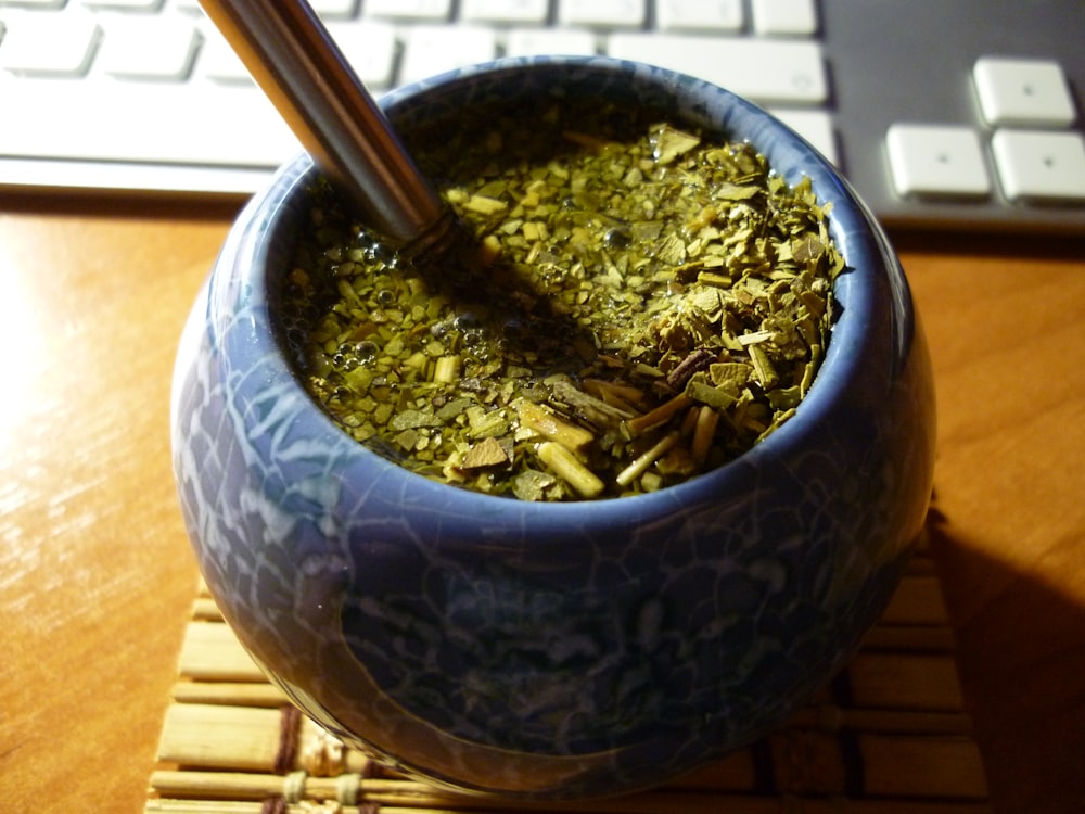 Té verde en cuenco de cerámica azul