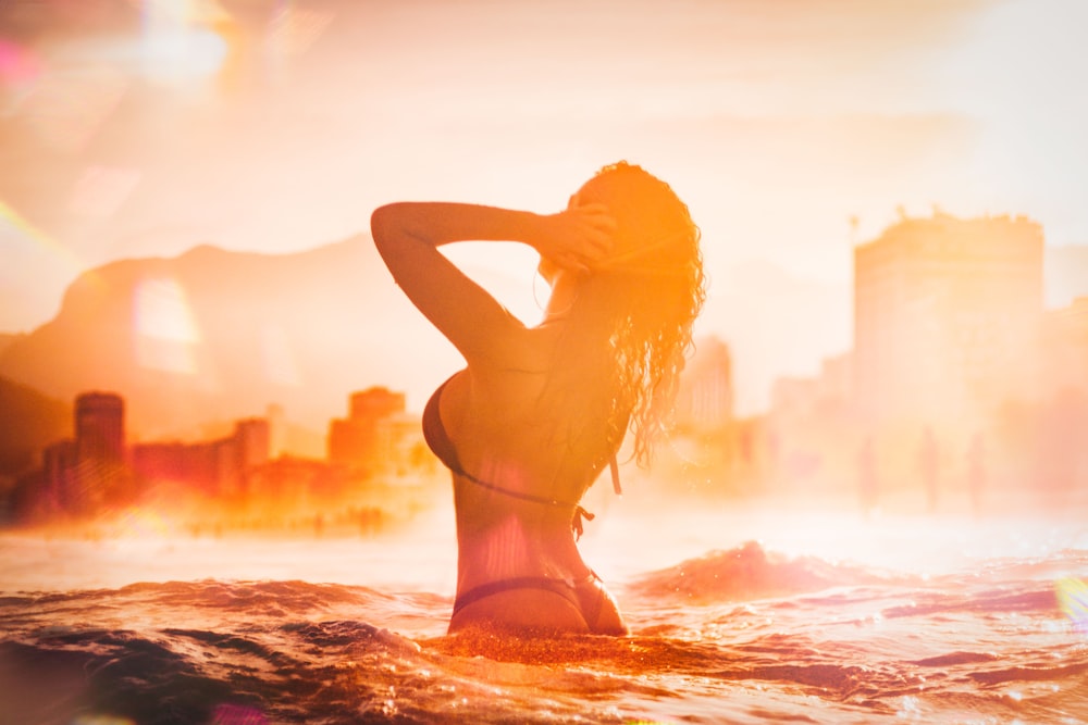 Mujer con top de bikini negro