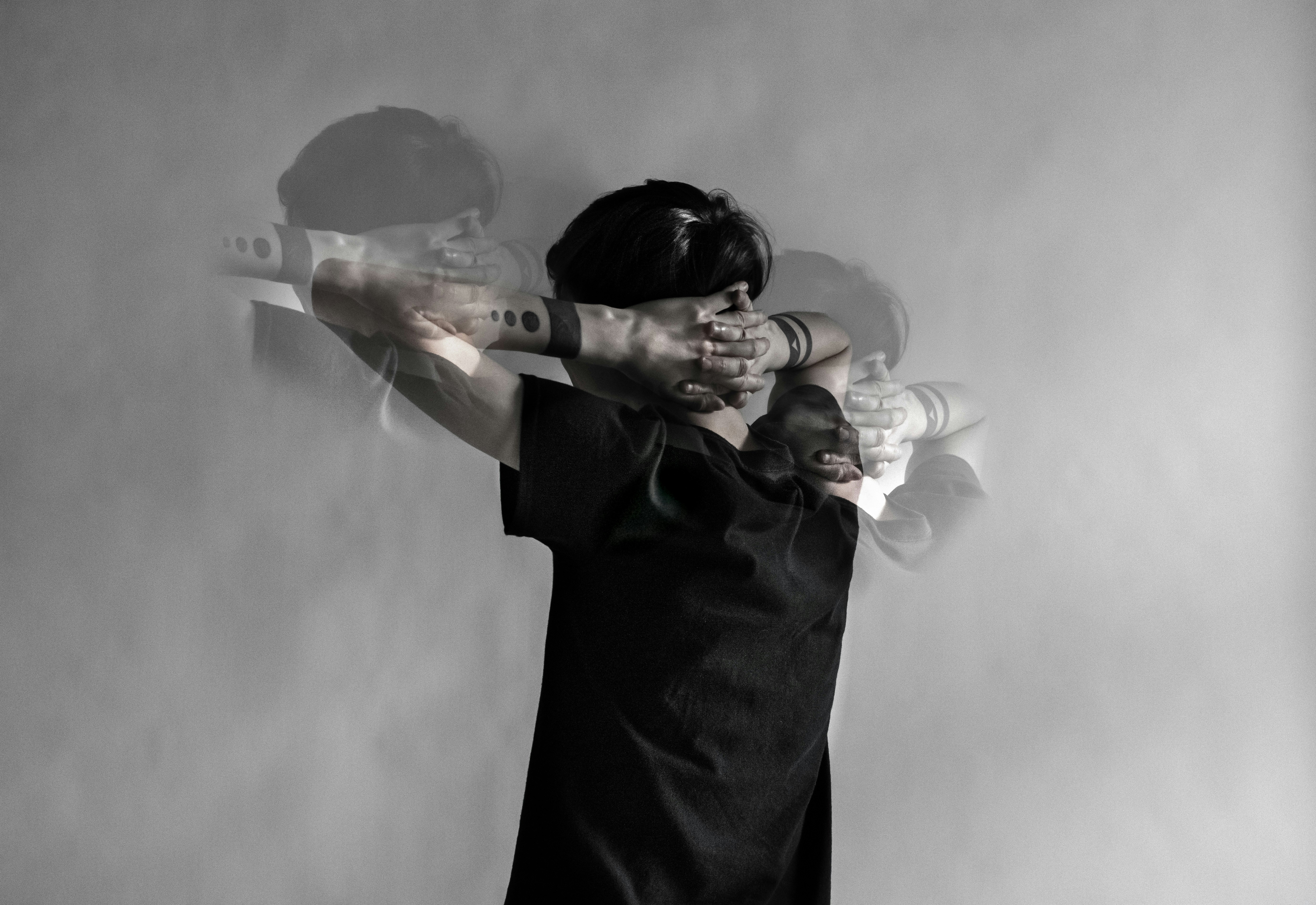 Uomo che guarda fuori dalla finestra riflettendo sulla vita — cosa cambia invecchiando