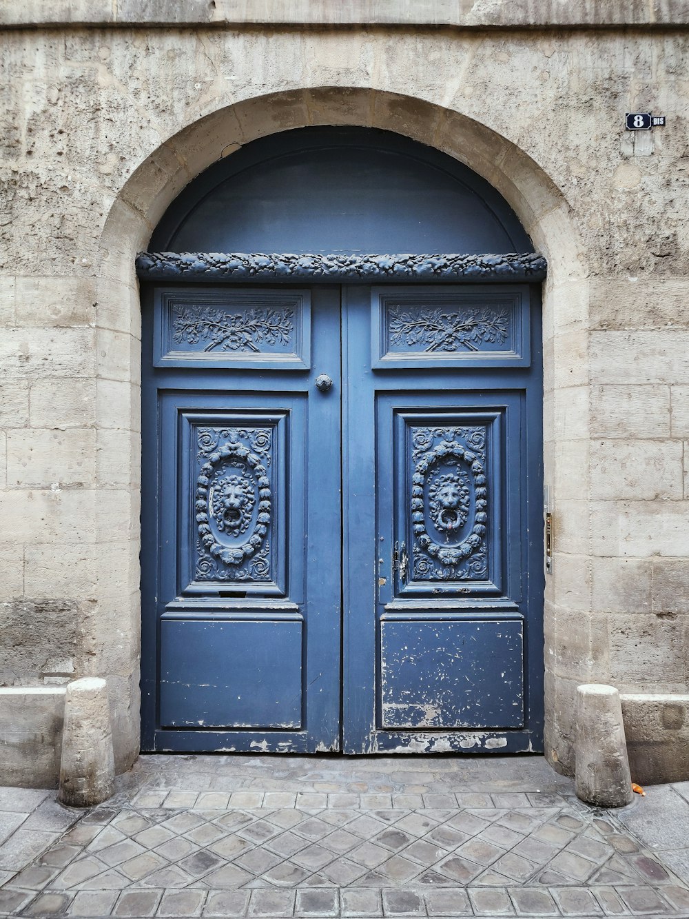 puerta de madera azul cerrada
