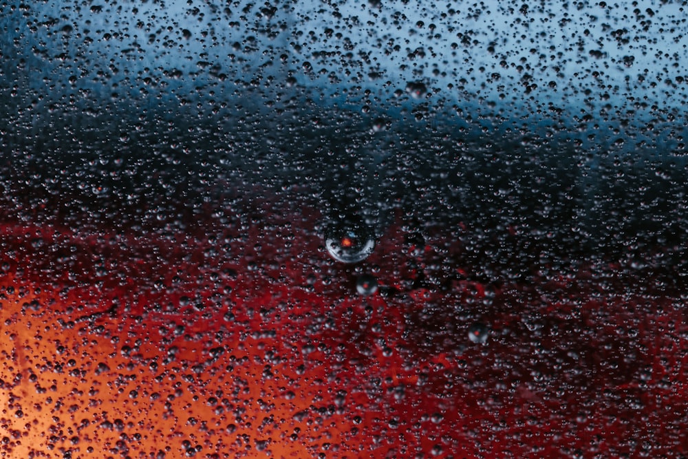 ガラス窓に落ちる雨粒