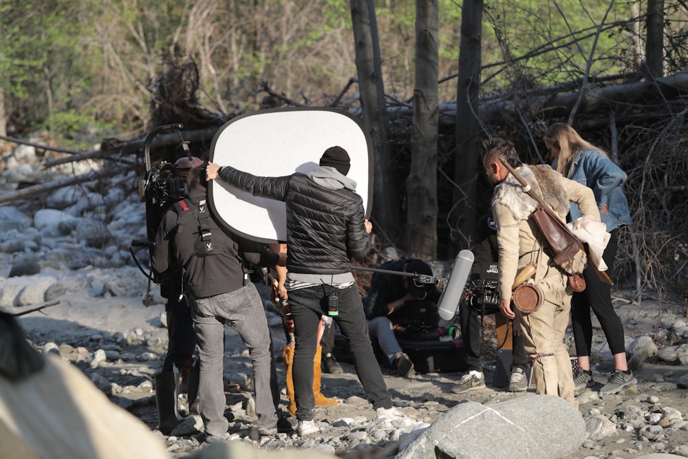 un gruppo di cameramen che filmano una scena