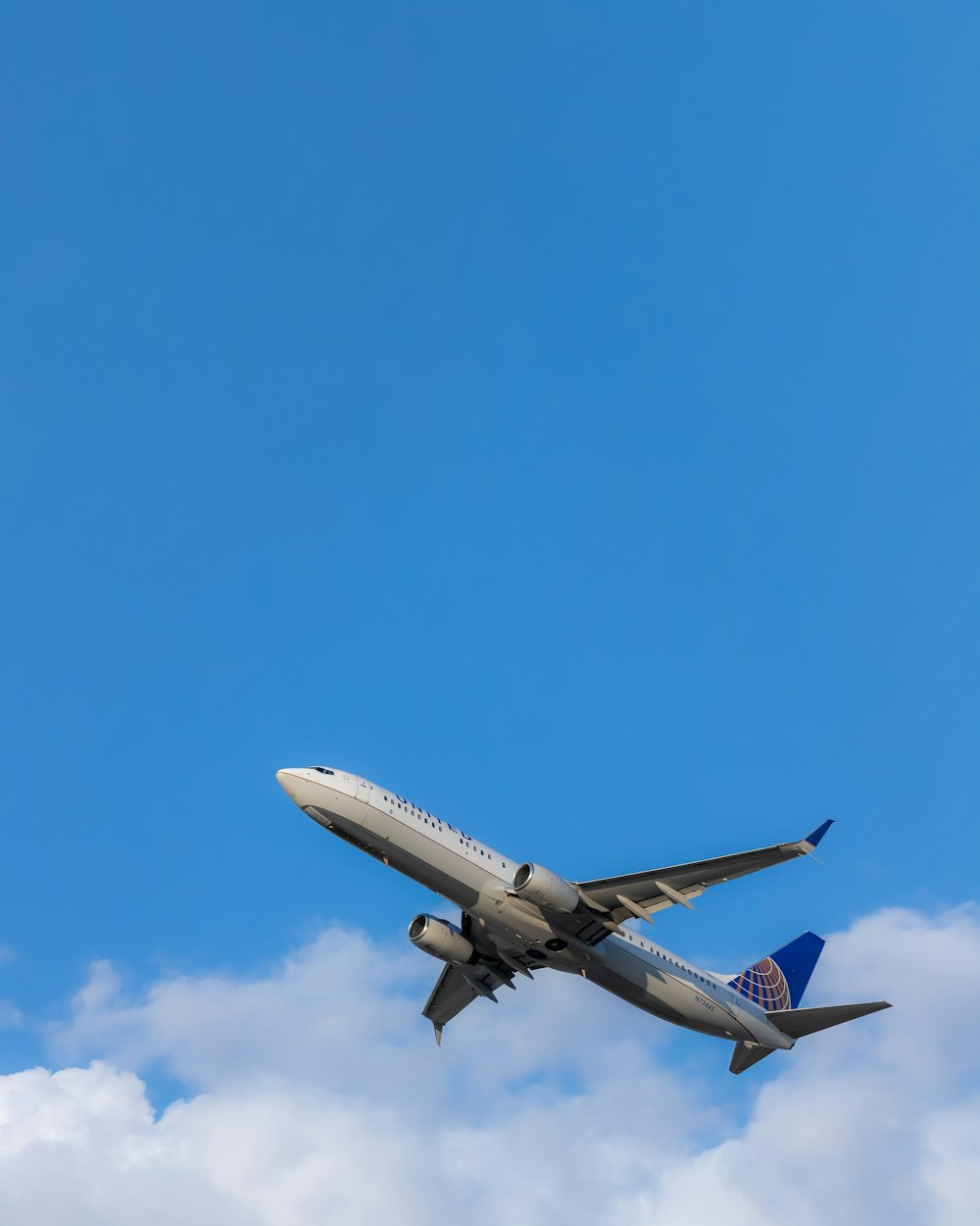graues und blaues Flugzeug
