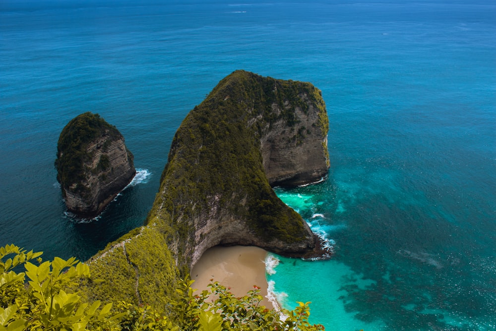 grey and green islet